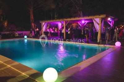 Miniature Location salle Gémenos (Bouches-du-Rhône) - Le Domaine du Gem #7 Table dressée avec nappes blanches, verres et couverts, vue sur une terrasse avec piscine et chaises en arrière-plan.