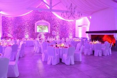 Miniature Location salle Gémenos (Bouches-du-Rhône) - Le Domaine du Gem #8 Table dressée avec nappes blanches, verres et couverts, vue sur une terrasse avec piscine et chaises en arrière-plan.
