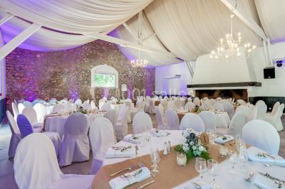 Miniature Location salle Gémenos (Bouches-du-Rhône) - Le Domaine du Gem #4 Table dressée avec nappes blanches, verres et couverts, vue sur une terrasse avec piscine et chaises en arrière-plan.