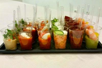 Plateau de canapés variés sur pain blanc, garnis de légumes, herbes fraîches et condiments colorés.