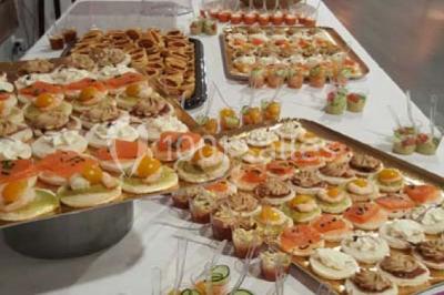 Plateau de canapés variés sur pain blanc, garnis de légumes, herbes fraîches et condiments colorés.