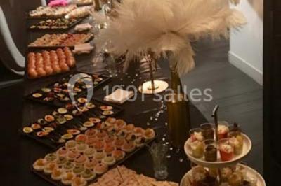 Plateau de canapés variés sur pain blanc, garnis de légumes, herbes fraîches et condiments colorés.