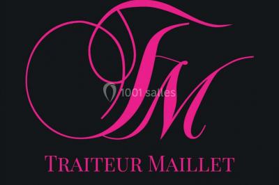 Plateau de canapés variés sur pain blanc, garnis de légumes, herbes fraîches et condiments colorés.