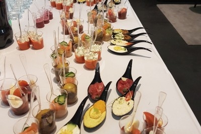 Plateau de canapés variés sur pain blanc, garnis de légumes, herbes fraîches et condiments colorés.