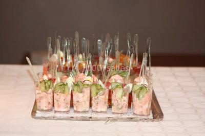 Plateau de canapés variés sur pain blanc, garnis de légumes, herbes fraîches et condiments colorés.