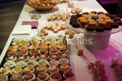 Plateau de canapés variés sur pain blanc, garnis de légumes, herbes fraîches et condiments colorés.