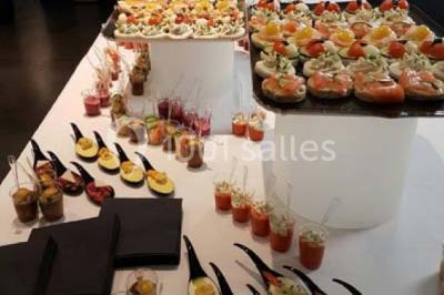 Plateau de canapés variés sur pain blanc, garnis de légumes, herbes fraîches et condiments colorés.