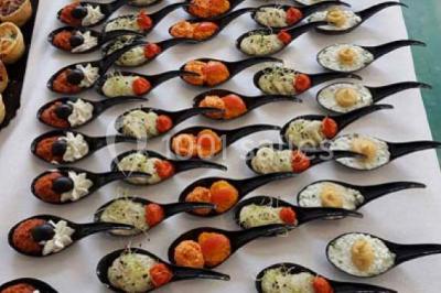 Plateau de canapés variés sur pain blanc, garnis de légumes, herbes fraîches et condiments colorés.