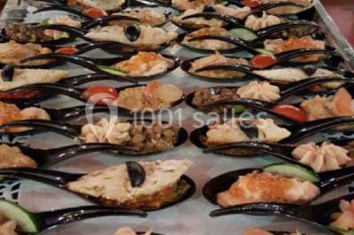 Plateau de canapés variés sur pain blanc, garnis de légumes, herbes fraîches et condiments colorés.