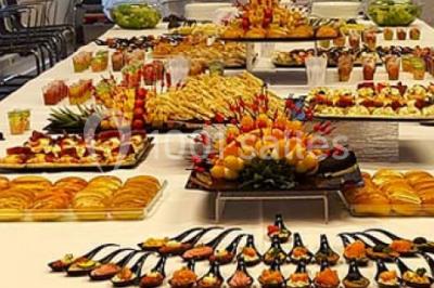 Plateau de canapés variés sur pain blanc, garnis de légumes, herbes fraîches et condiments colorés.