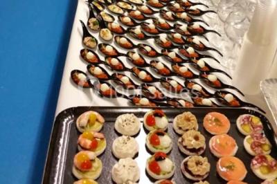 Plateau de canapés variés sur pain blanc, garnis de légumes, herbes fraîches et condiments colorés.