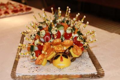 Plateau de canapés variés sur pain blanc, garnis de légumes, herbes fraîches et condiments colorés.