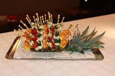 Plateau de canapés variés sur pain blanc, garnis de légumes, herbes fraîches et condiments colorés.