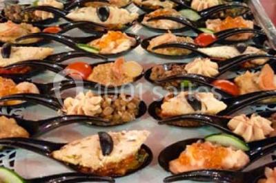 Plateau de canapés variés sur pain blanc, garnis de légumes, herbes fraîches et condiments colorés.