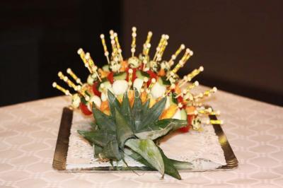 Plateau de canapés variés sur pain blanc, garnis de légumes, herbes fraîches et condiments colorés.