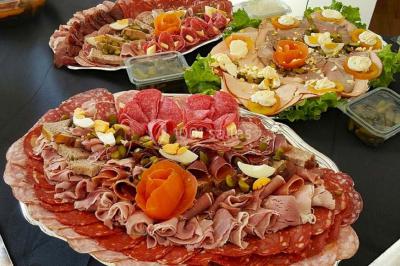 Plateau de canapés variés sur pain blanc, garnis de légumes, herbes fraîches et condiments colorés.