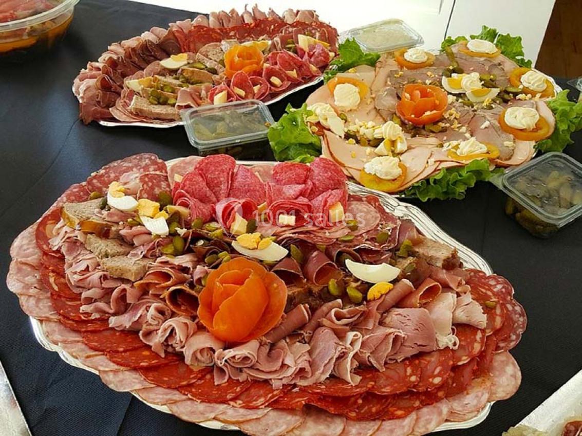 Plateaux de charcuterie variée avec jambon, saucisson, œufs, cornichons et décorations de légumes.
