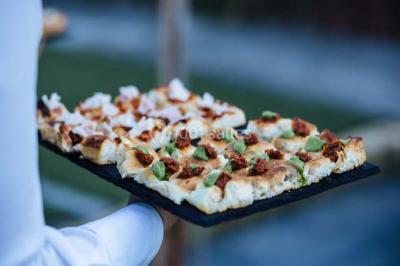 Miniature Traiteur Paris (Paris) - Profumo Traiteur Italien #5 Des personnes discutent en petits groupes lors d'un événement dans une salle élégante avec des vitraux et une fresque murale.