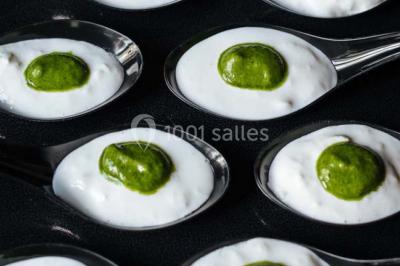 Miniature Traiteur Paris (Paris) - Profumo Traiteur Italien #11 Des personnes discutent en petits groupes lors d'un événement dans une salle élégante avec des vitraux et une fresque murale.