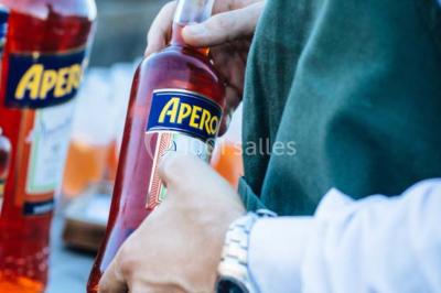 Miniature Traiteur Paris (Paris) - Profumo Traiteur Italien #16 Des personnes discutent en petits groupes lors d'un événement dans une salle élégante avec des vitraux et une fresque murale.