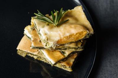 Miniature Traiteur Paris (Paris) - Profumo Traiteur Italien #19 Des personnes discutent en petits groupes lors d'un événement dans une salle élégante avec des vitraux et une fresque murale.