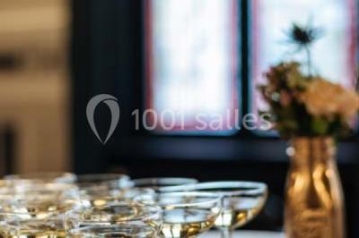 Miniature Traiteur Paris (Paris) - Profumo Traiteur Italien #20 Des personnes discutent en petits groupes lors d'un événement dans une salle élégante avec des vitraux et une fresque murale.