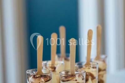 Miniature Traiteur Paris (Paris) - Profumo Traiteur Italien #22 Des personnes discutent en petits groupes lors d'un événement dans une salle élégante avec des vitraux et une fresque murale.