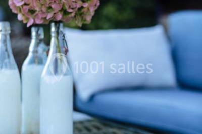 Des personnes discutent debout lors d'un événement dans une salle élégante avec des vitraux et une fresque murale.