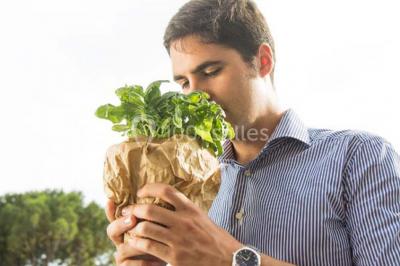Des personnes discutent debout lors d'un événement dans une salle élégante avec des vitraux et une fresque murale.