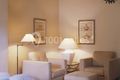 Terrain de tennis entouré d'arbres et de végétation, avec un olivier au premier plan.