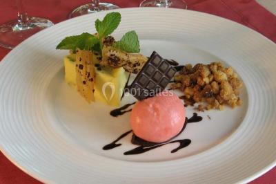 Plateau de petits canapés variés garnis de légumes, fromage, œufs de poisson et décorations colorées.