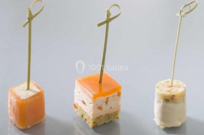 Plateau de petits canapés variés garnis de légumes, fromage, œufs de poisson et décorations colorées.