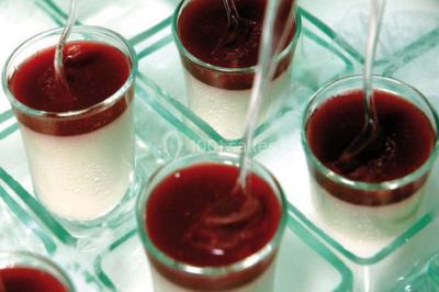 Plateau de petits canapés variés garnis de légumes, fromage, œufs de poisson et décorations colorées.