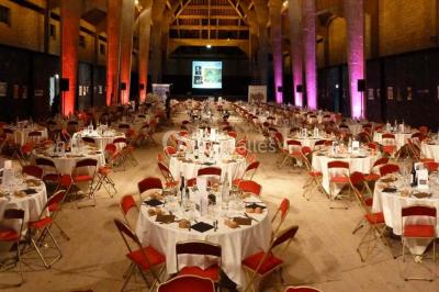 Plateau de petits canapés variés garnis de légumes, fromage, œufs de poisson et décorations colorées.