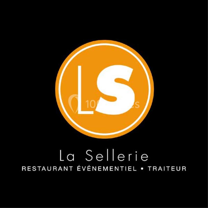 Logo de La Sellerie avec les initiales ’LS’ en blanc sur un cercle orange, fond noir et texte descriptif en dessous.