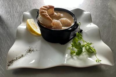 Miniature Traiteur Yffiniac (Côtes-d'Armor) - Walle Traiteur #4 Salle de réception décorée avec des tables rondes et rectangulaires, nappes blanches, chaises blanches et guirlandes…