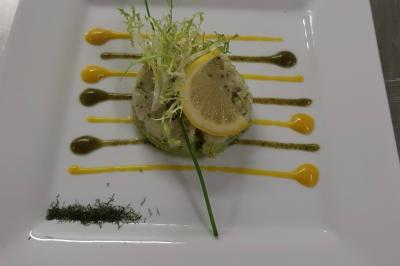 Miniature Traiteur Yffiniac (Côtes-d'Armor) - Walle Traiteur #3 Salle de réception décorée avec des tables rondes et rectangulaires, nappes blanches, chaises blanches et guirlandes…