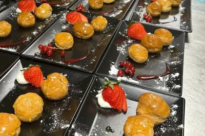 Miniature Traiteur Yffiniac (Côtes-d'Armor) - Walle Traiteur #6 Salle de réception décorée avec des tables rondes et rectangulaires, nappes blanches, chaises blanches et guirlandes…