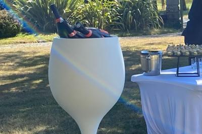 Miniature Traiteur Yffiniac (Côtes-d'Armor) - Walle Traiteur #7 Salle de réception décorée avec des tables rondes et rectangulaires, nappes blanches, chaises blanches et guirlandes…