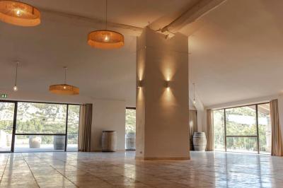 Miniature Location salle Eyguières (Bouches-du-Rhône) - Domaine du Vallon des Glauges #5 Un couple en tenue de mariage pose dans un champ d'oliviers sous une lumière douce.