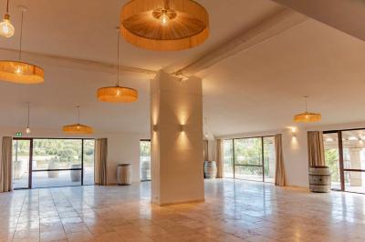 Miniature Location salle Eyguières (Bouches-du-Rhône) - Domaine du Vallon des Glauges #7 Un couple en tenue de mariage pose dans un champ d'oliviers sous une lumière douce.