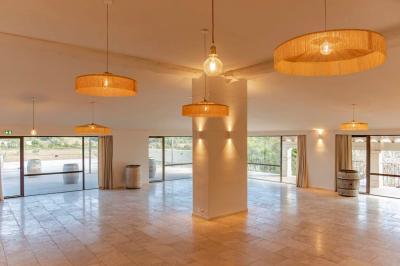 Miniature Location salle Eyguières (Bouches-du-Rhône) - Domaine du Vallon des Glauges #3 Un couple en tenue de mariage pose dans un champ d'oliviers sous une lumière douce.