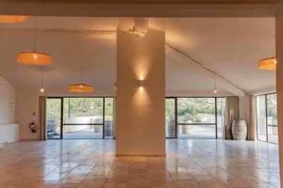 Miniature Location salle Eyguières (Bouches-du-Rhône) - Domaine du Vallon des Glauges #6 Un couple en tenue de mariage pose dans un champ d'oliviers sous une lumière douce.