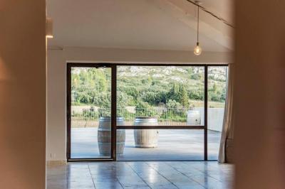 Miniature Location salle Eyguières (Bouches-du-Rhône) - Domaine du Vallon des Glauges #8 Un couple en tenue de mariage pose dans un champ d'oliviers sous une lumière douce.