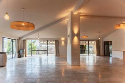 Miniature Location salle Eyguières (Bouches-du-Rhône) - Domaine du Vallon des Glauges #4 Un couple en tenue de mariage pose dans un champ d'oliviers sous une lumière douce.