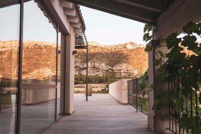 Miniature Location salle Eyguières (Bouches-du-Rhône) - Domaine du Vallon des Glauges #12 Un couple en tenue de mariage pose dans un champ d'oliviers sous une lumière douce.
