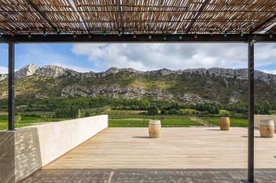 Miniature Location salle Eyguières (Bouches-du-Rhône) - Domaine du Vallon des Glauges #11 Un couple en tenue de mariage pose dans un champ d'oliviers sous une lumière douce.