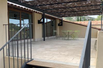 Miniature Location salle Eyguières (Bouches-du-Rhône) - Domaine du Vallon des Glauges #22 Un couple en tenue de mariage pose dans un champ d'oliviers sous une lumière douce.