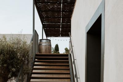 Miniature Location salle Eyguières (Bouches-du-Rhône) - Domaine du Vallon des Glauges #23 Un couple en tenue de mariage pose dans un champ d'oliviers sous une lumière douce.
