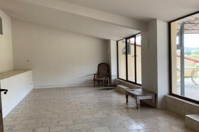 Miniature Location salle Eyguières (Bouches-du-Rhône) - Domaine du Vallon des Glauges #24 Un couple en tenue de mariage pose dans un champ d'oliviers sous une lumière douce.